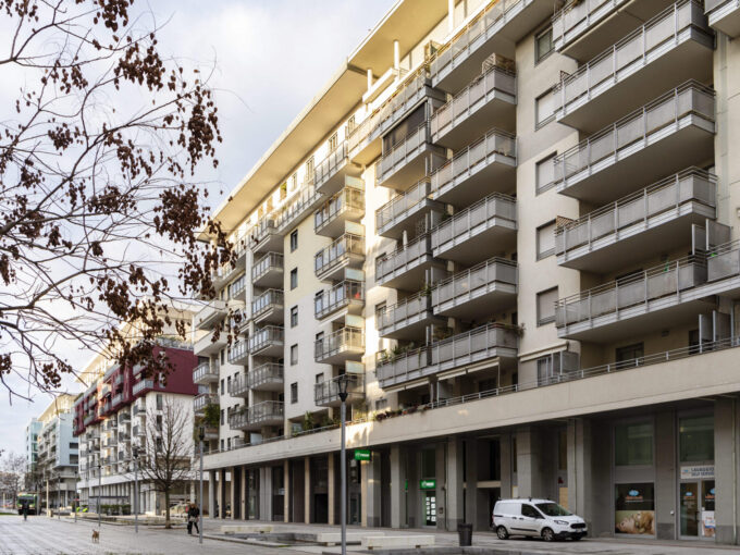 Zona Santa Giulia proponiamo in vendita ampio appartamento con box auto singolo.